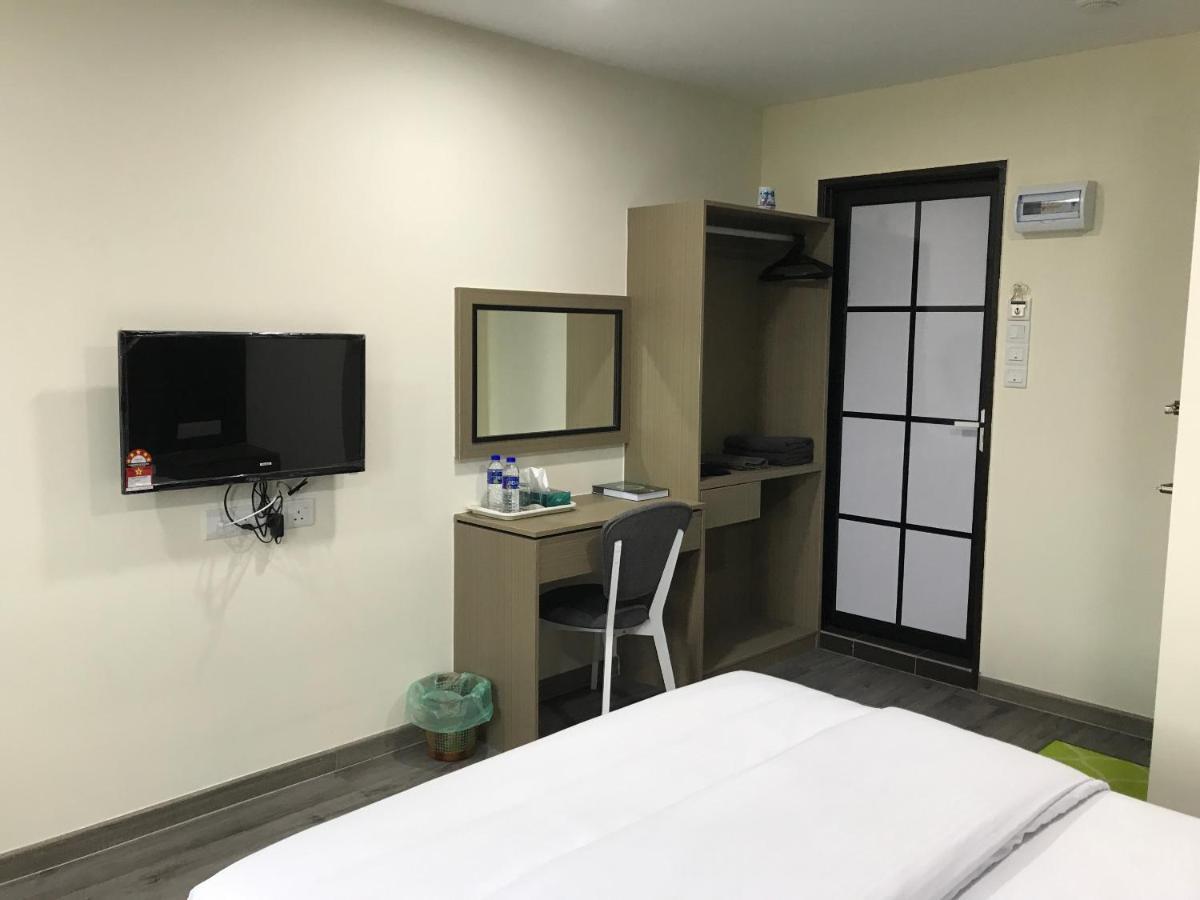 Oyo 90506 Z Stay Inn Hotel Simpang Renggam Екстер'єр фото