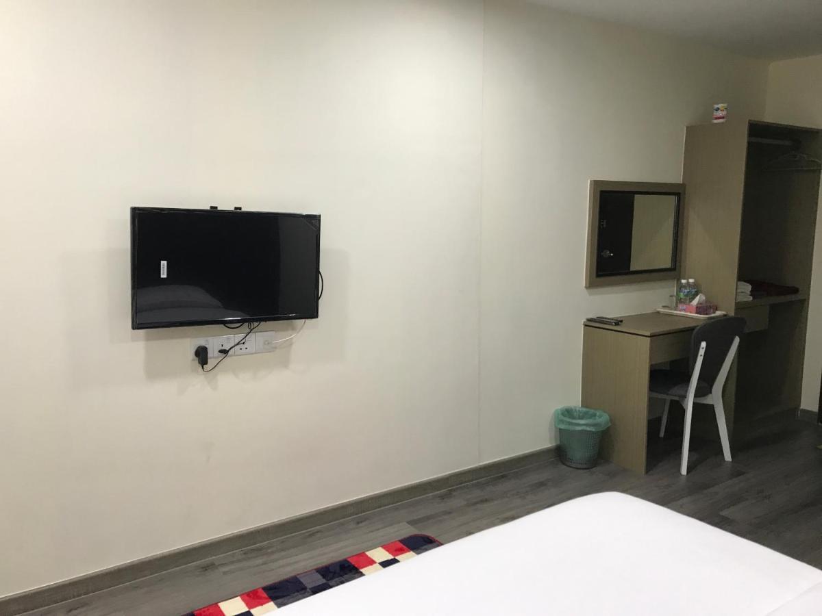 Oyo 90506 Z Stay Inn Hotel Simpang Renggam Екстер'єр фото