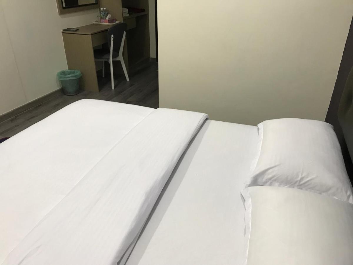 Oyo 90506 Z Stay Inn Hotel Simpang Renggam Екстер'єр фото